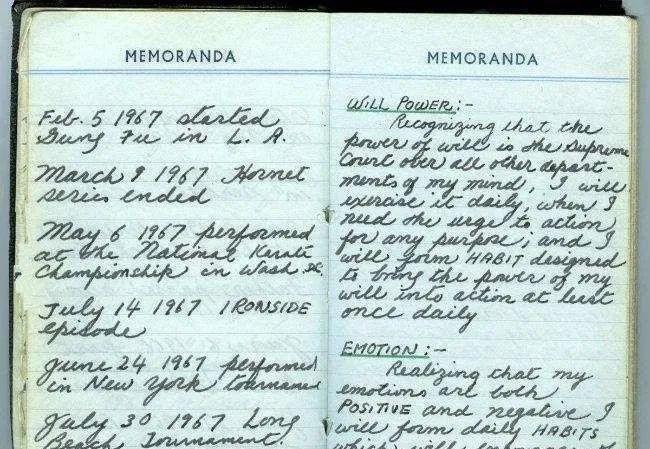 哇哦，李小龙的手稿简直是艺术与武术的完美融合！他用英文书写时线条流畅得像流水，还