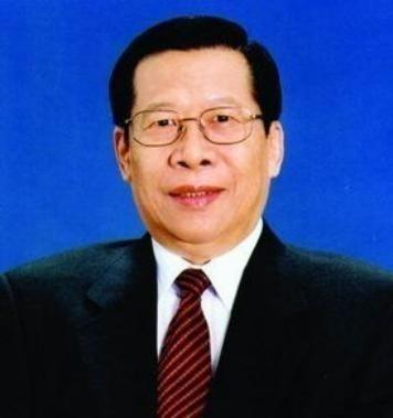 1993年，时任中央电视台台长的杨伟光，在没有上报的情况下，擅自做主在《新闻联播