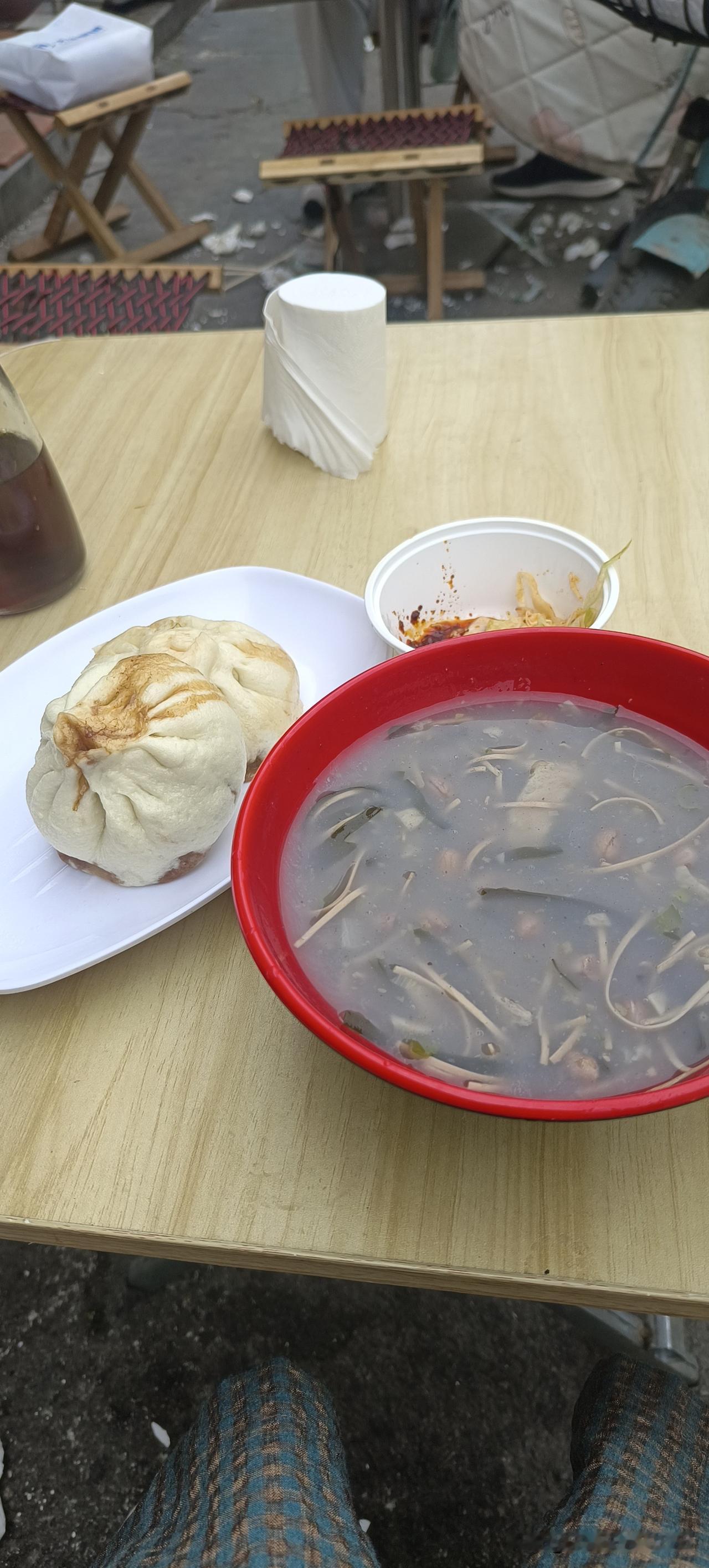 今天的早餐，两个酱肉包，一碗胡辣汤，因为花够了5块钱，商家又送给我一个鸡蛋。各种
