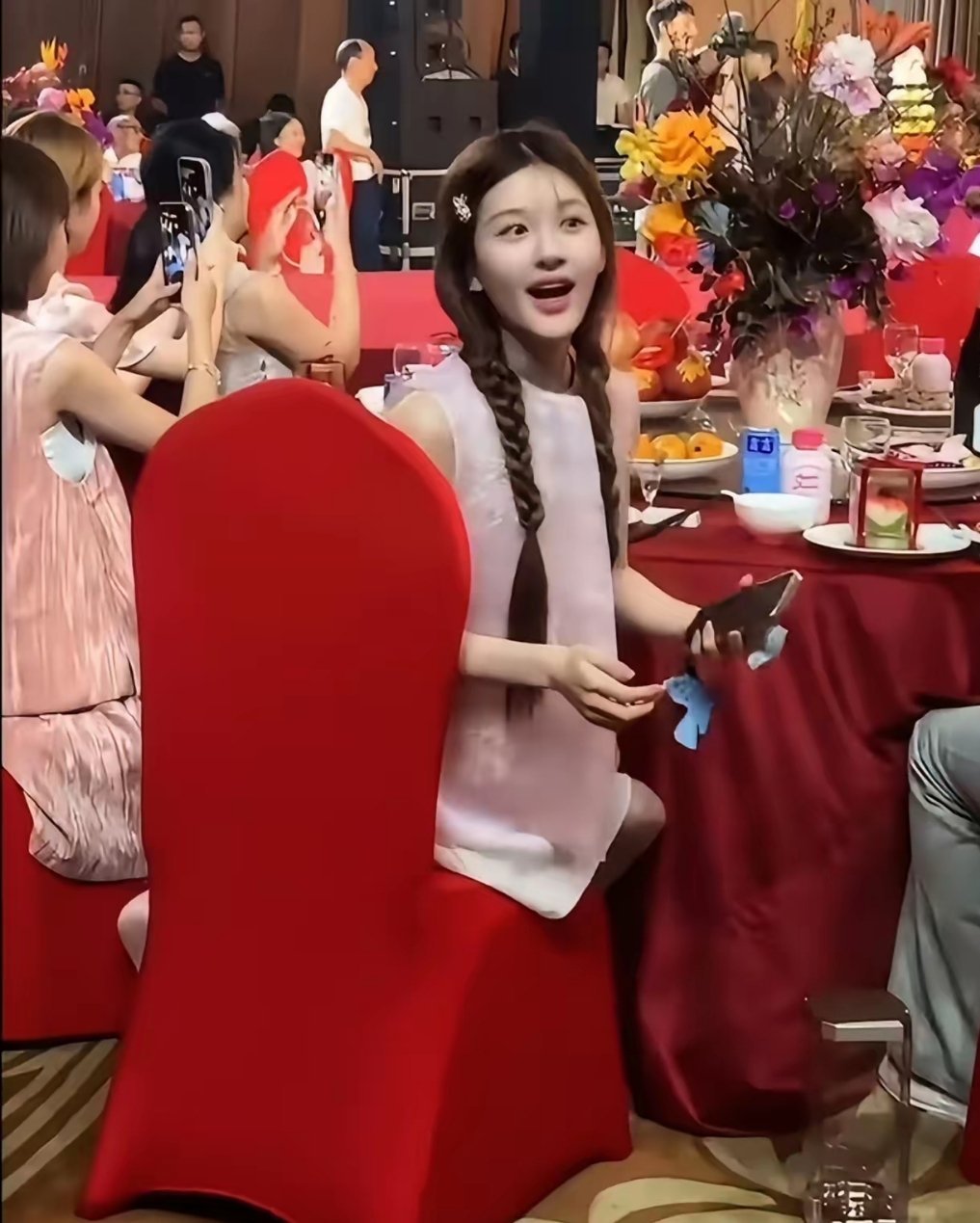 好看从来不需要浓妆艳抹，简单的妆容也会在人群里扎眼。 