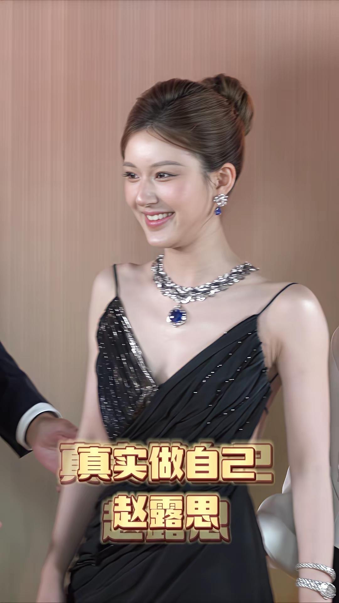 赵露思性格好，笑容甜美，
戏又好。现在的火爆程度相当高，火到国外，外界对她的演技