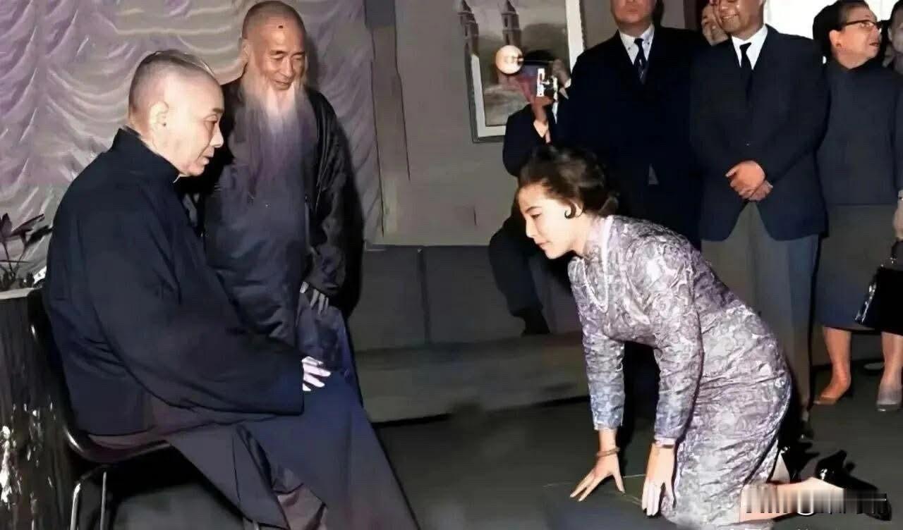 这张老照片记录的是1968年，张大千的妻子徐雯波正在拜马寿华为师的场景，镜头里的