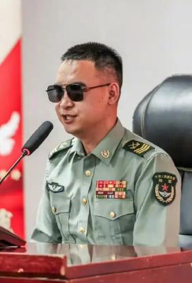 有人问，为什么杜富国失去双手双眼，还能留在部队？答案很简单：是部队需要他！你以为