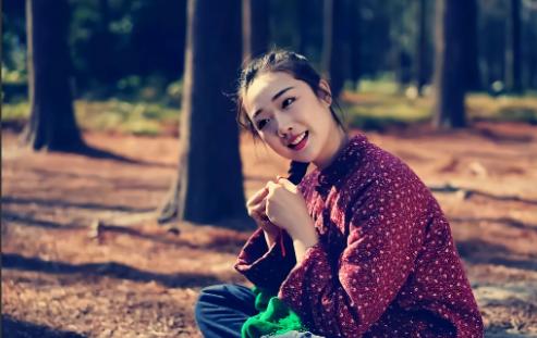 1972年，上海一对知青未婚生下孩子，老乡抱走前，妈妈亲了亲孩子，哭道：“18岁