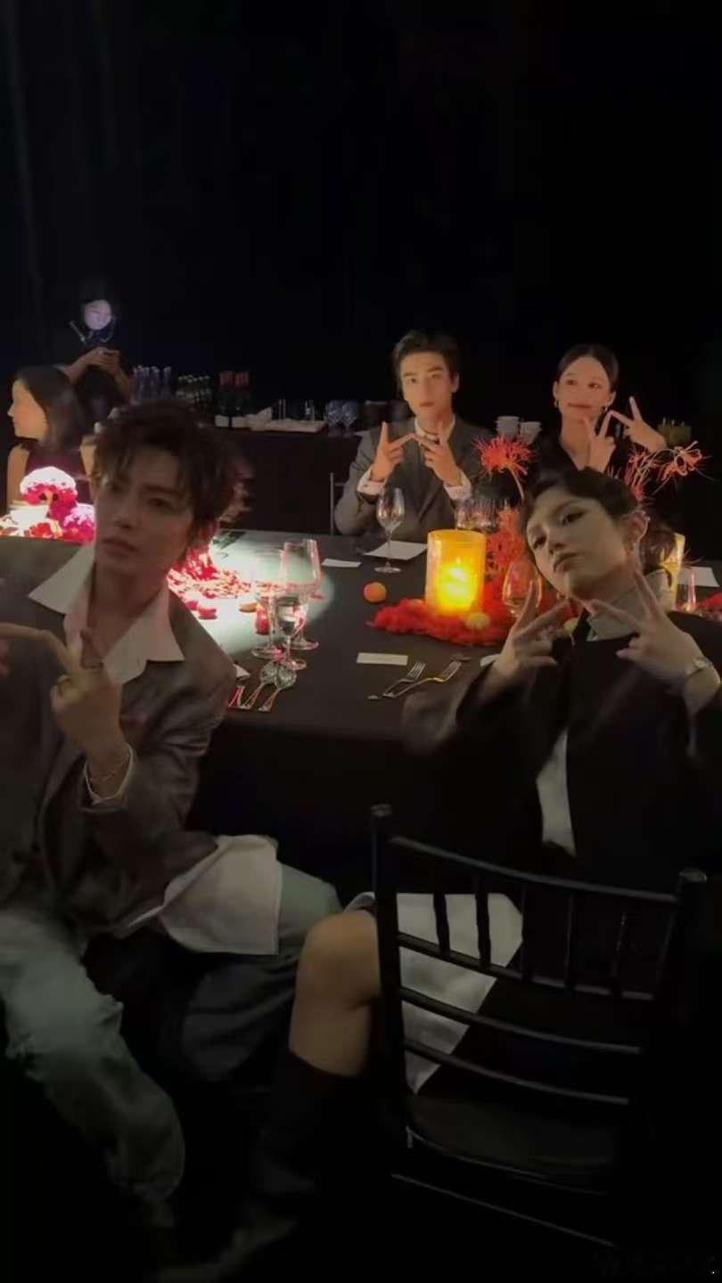 李沁周也侯明昊张康乐同框李沁周也侯明昊张康乐合照李沁周也侯明昊张康乐合照，哇哦，
