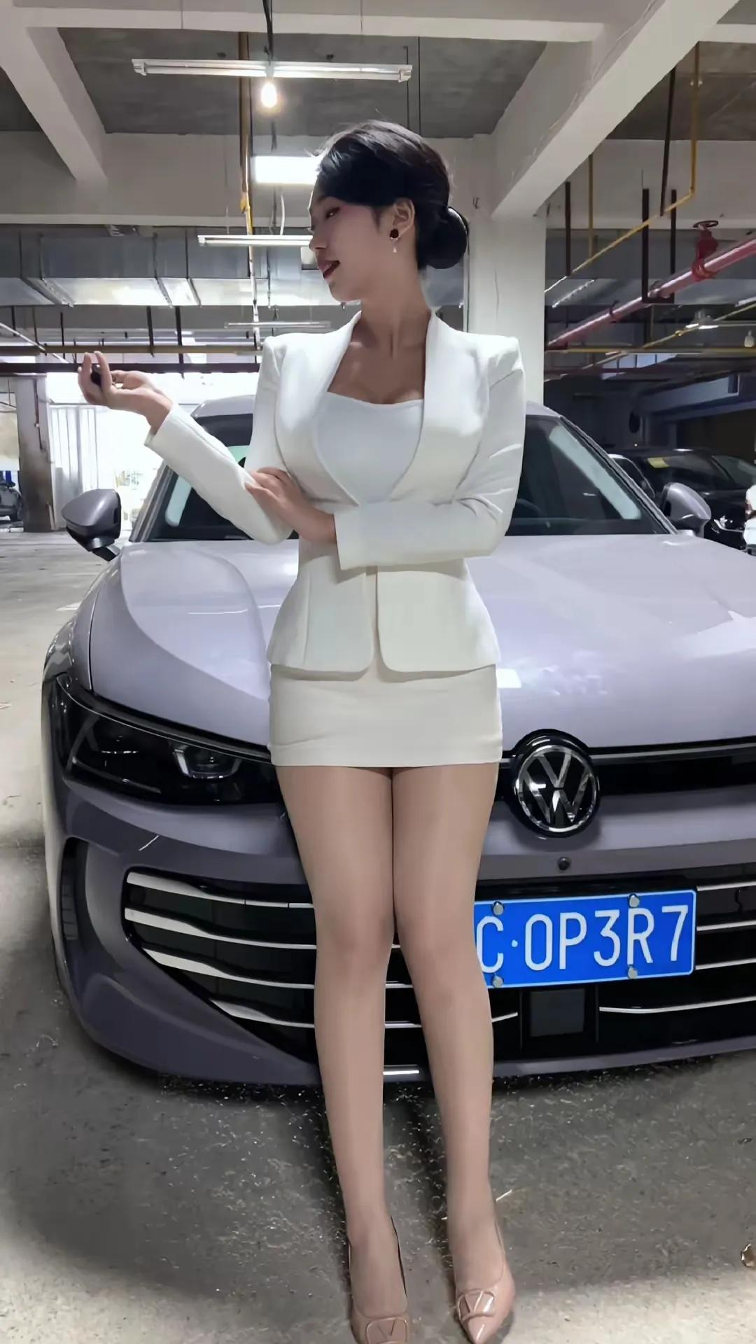 以下是一些适合女孩子开的车：
 
1. 经济实用型：
- 大众Polo：厂商指导