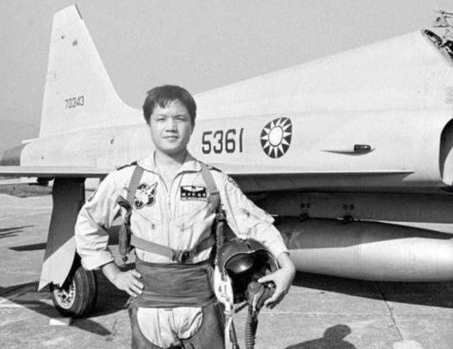 1981年8月8日，台湾飞行员黄植诚驾驶着一架F-5F战斗教练机飞越台湾海峡向大