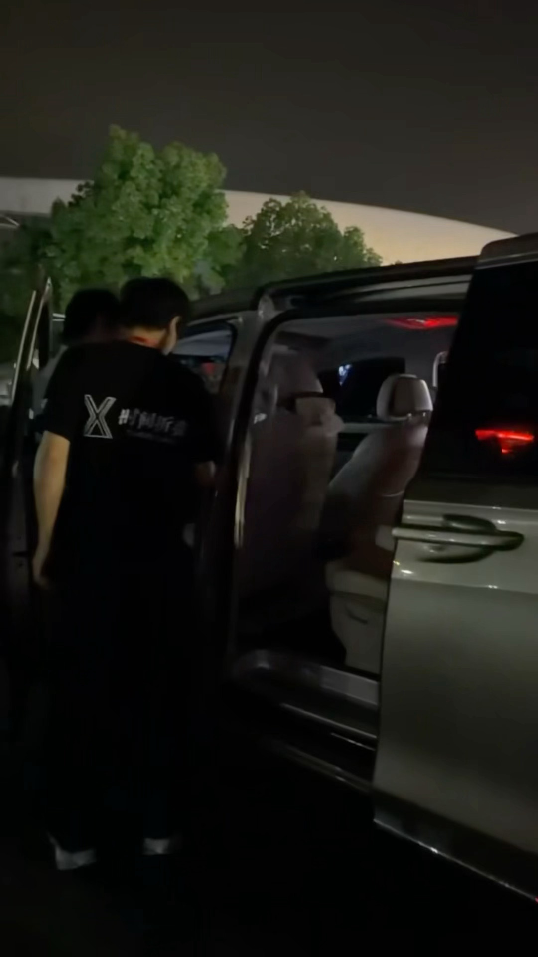 徐良安排专车送粉丝回家徐良说打人不行打车可以 救命，徐良真的把追星变成了双向奔赴