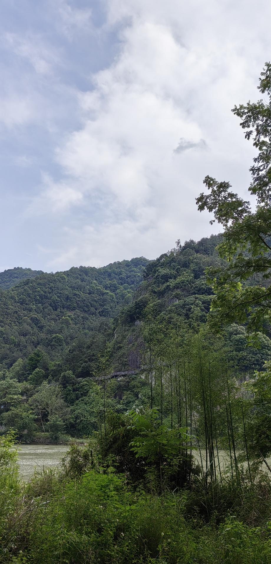 人到中年最大的清醒：不再用健康，去换所谓的“底气”。

曾经以为拼命赚钱、透支当