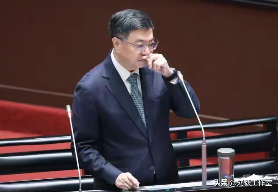 卓荣泰千万包机赴日看球引争议，议事机构总质询与王鸿薇上演唇枪舌战、拍桌怒骂！
