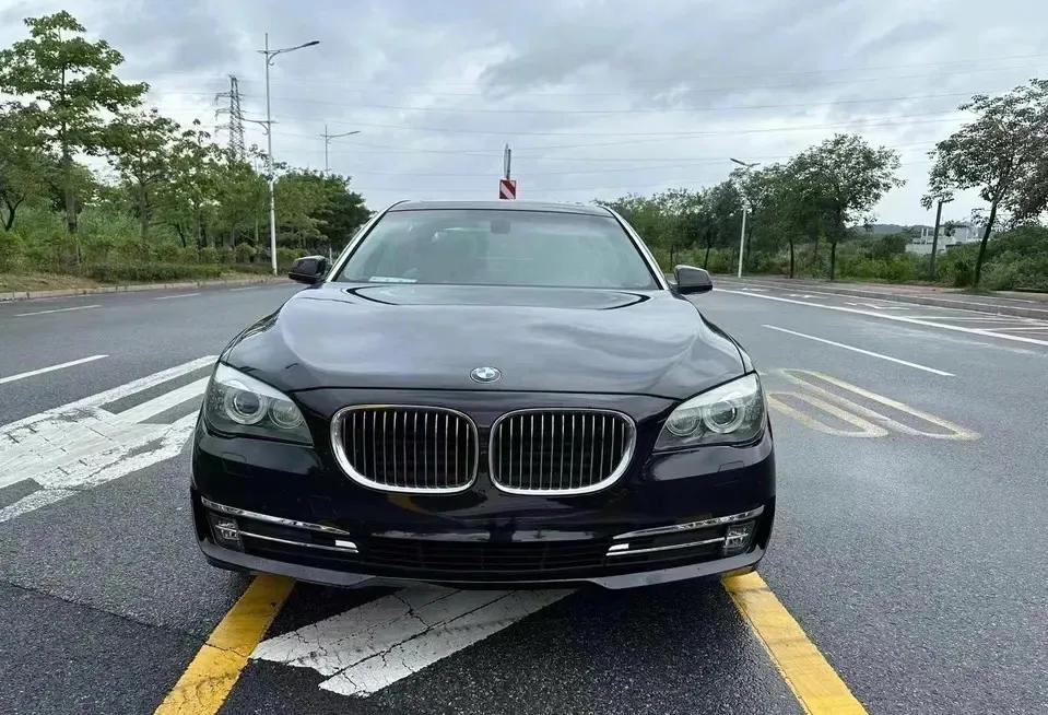全款6.8万买一台15款宝马750值不值？配置丰富，五按键 4电椅，前后多区空调