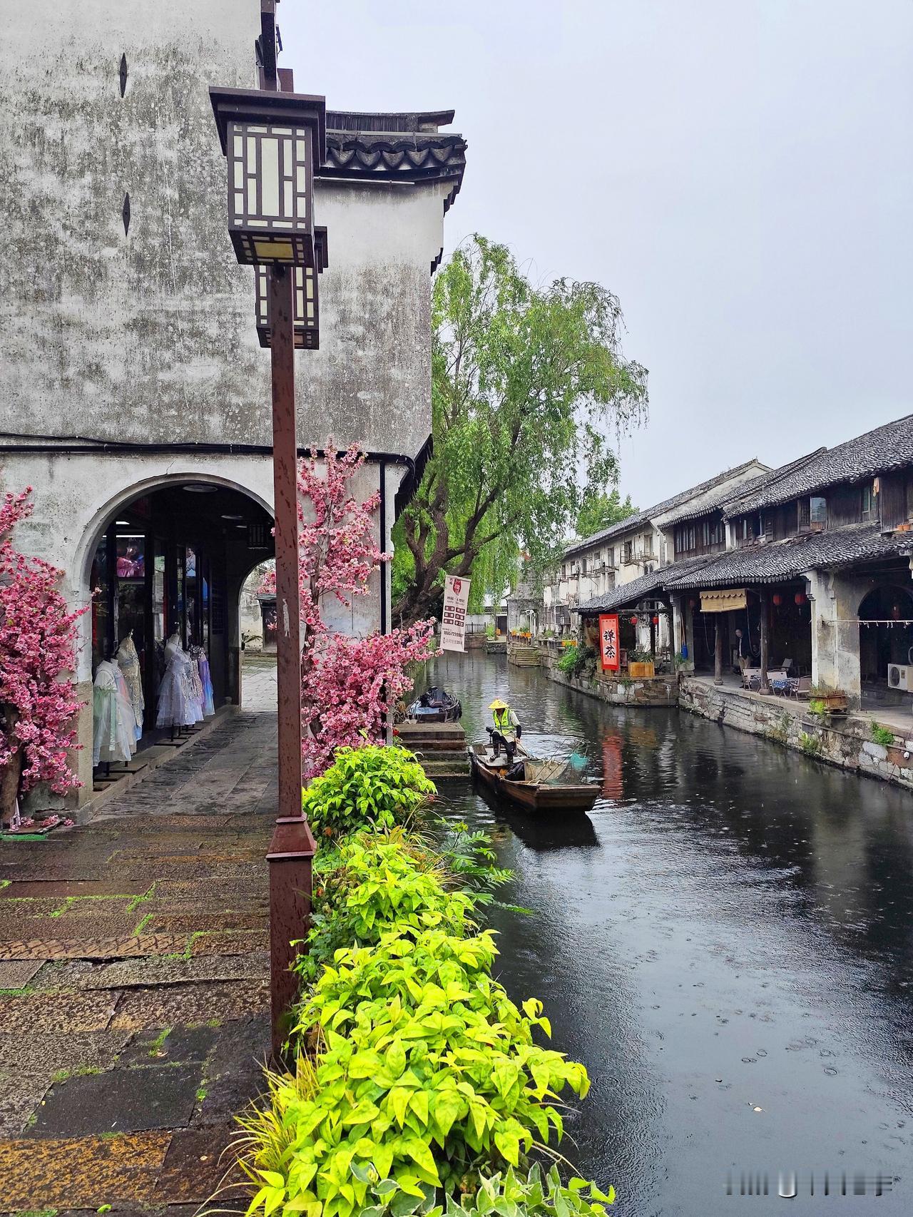 镜头中的南浔古镇。
南浔古镇，位于浙江省湖州市南浔区。以其中西合璧的建筑而著称，