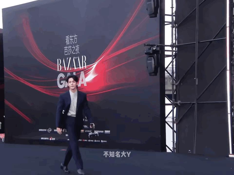 曾舜晞你别忘了这是红毯[捂脸]
你怎么撅着个腚就开捡了[笑哭]
曾:没办法，戒指