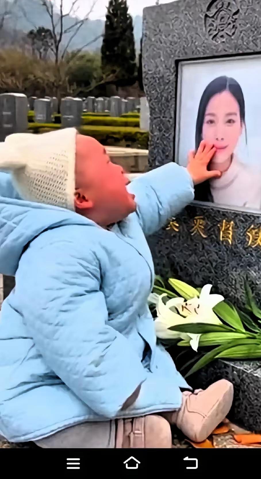 泪涌！离世八个月的妻子托梦，说想看看宝宝长没长个儿，丈夫醒来眼眶早湿成一片，中午