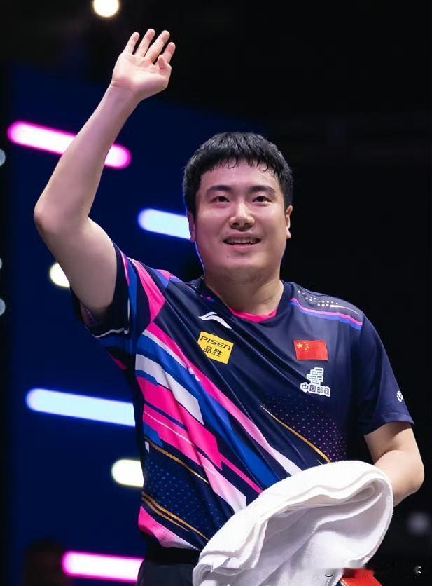 终于轮到梁靖崑来对阵樊振东了！
今天全运会乒乓球团体赛淘汰赛正式打响，有三场团体