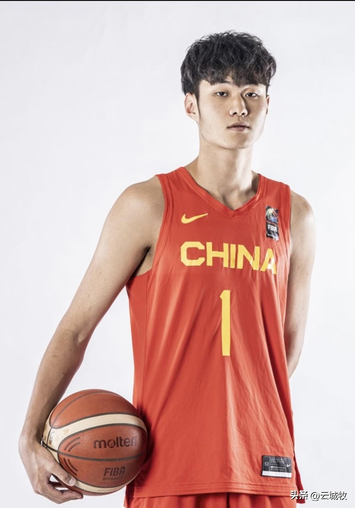 王浩然还是太紧张，场上不够专注，队友李宏权传球，篮下空无一人却失误出界，无语了了