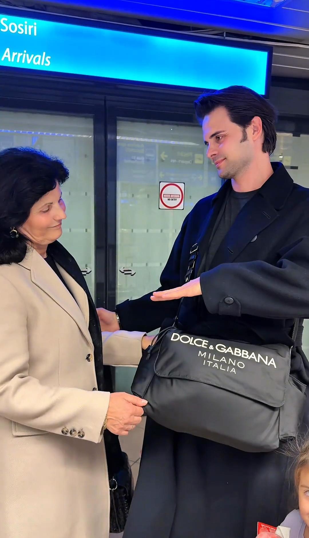 迪回国后说不想在中国待了，这话一出直接炸锅。
老婆是中国人，他却说文化差异太大。