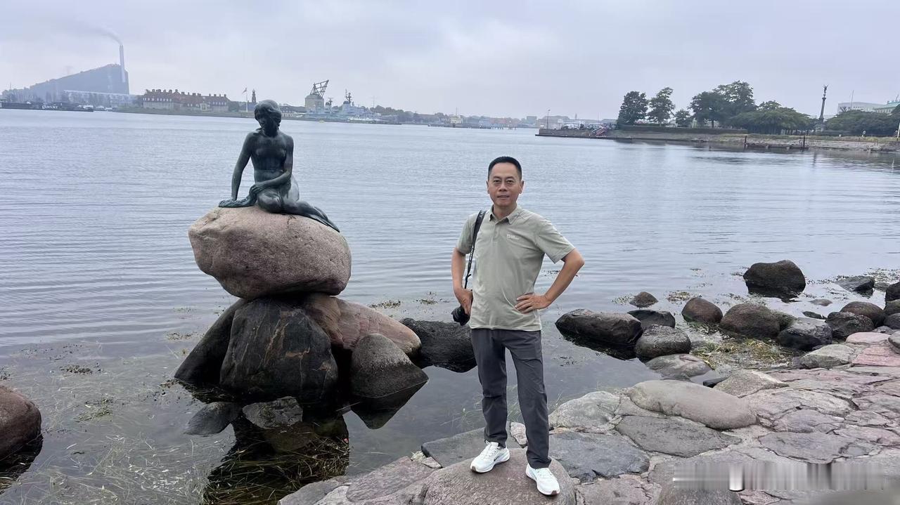 和美人鱼的合影：丹麦哥本哈根海边，安徒生笔下的美人鱼雕塑