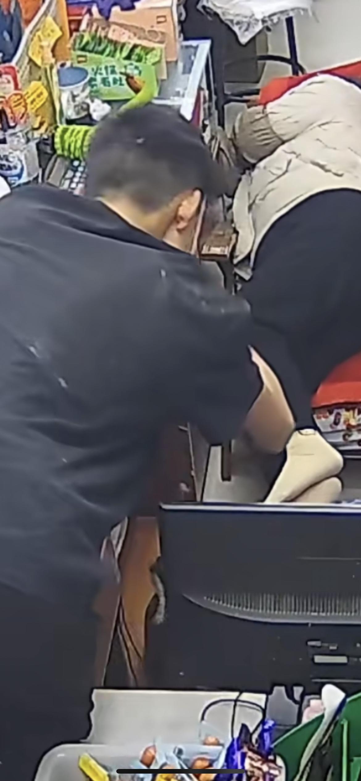 3月22日四川，嚣张！两男子凌晨五点半跑进超市偷窃，偷走柜台下放现金的包。老板因