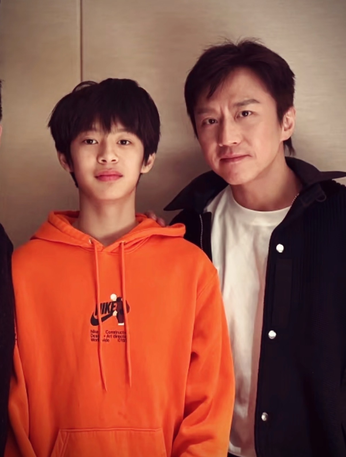 邓超看等等篮球赛直播哈哈哈哈哈 看着长大的小孩怎么长这么帅了！而且好像孙俪啊 