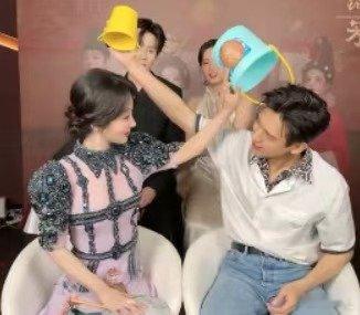 杨紫李现复刻浇头cp情头 直播全程姨母笑！从“芳名远扬”到“浇头cp”，变的是名
