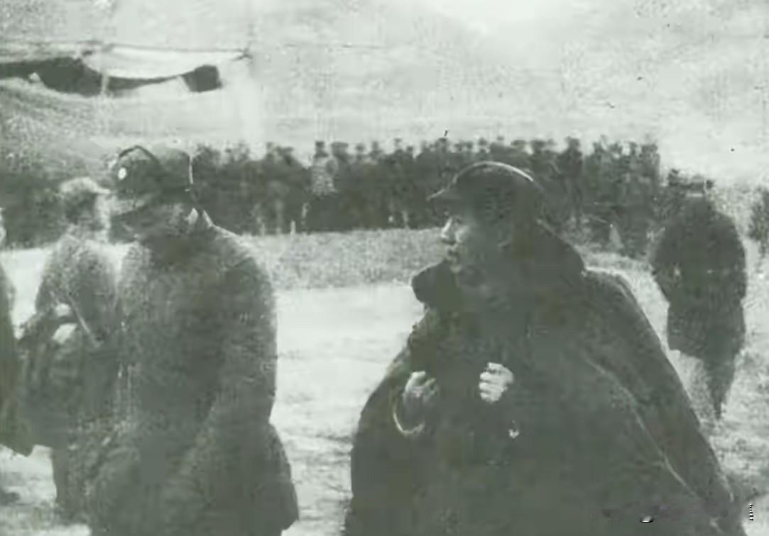 1946年，毛泽东主席在张宗逊的陪同下，检阅了刚刚西渡黄河、抵达延安的晋绥第一纵