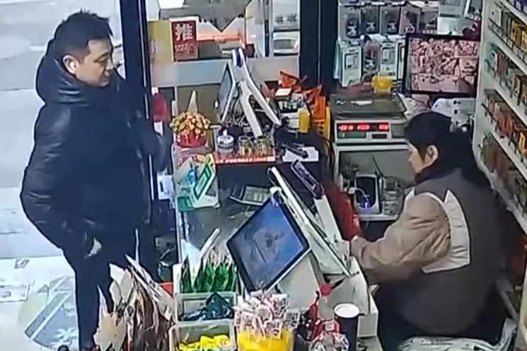 苏州这起暖心救援太戳人！超市老板娘突发晕倒失去意识，河南小伙张晓国在120调度员