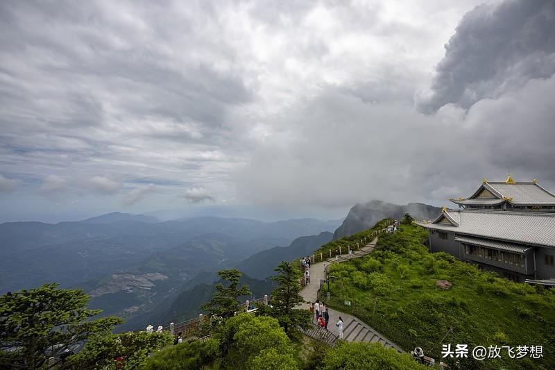 徒步爬四川峨眉山完全可行。经典徒步路线全程约27公里，从报国寺到金顶，体力王者大
