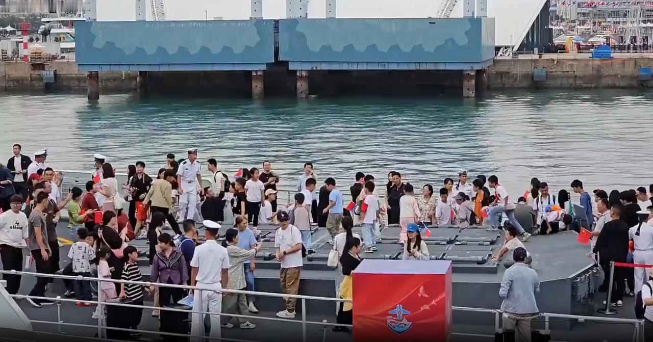 小孩在“导弹发射井”上跳房子，兵哥哥的成就感都写在脸上了！

皆因脚下的壁垒铜墙