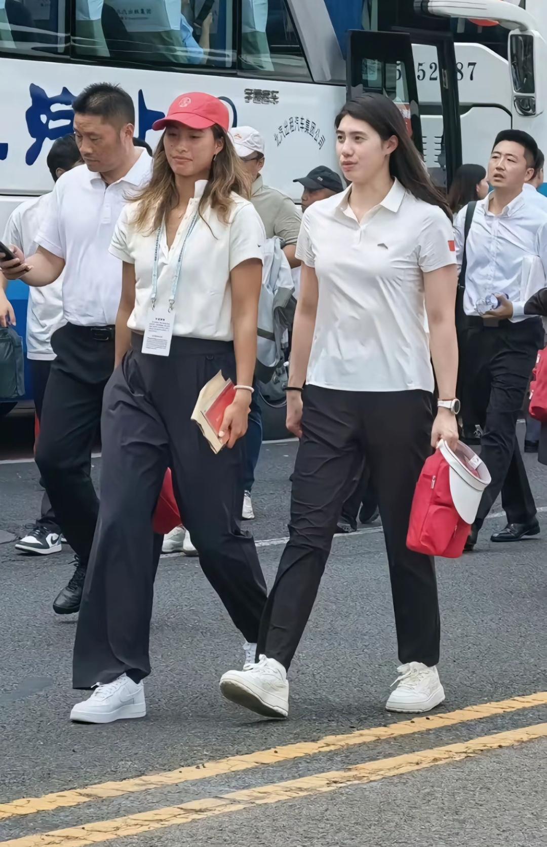 网球的奥运冠军郑钦文，
以及游泳的奥运冠军张雨霏，
都受邀参加了抗战胜利大阅兵的