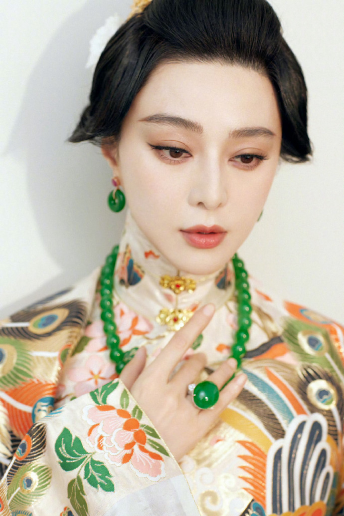 冰冰参加Vogue World 巴黎活动造型大片，这一次的礼服来自明华堂原创设计