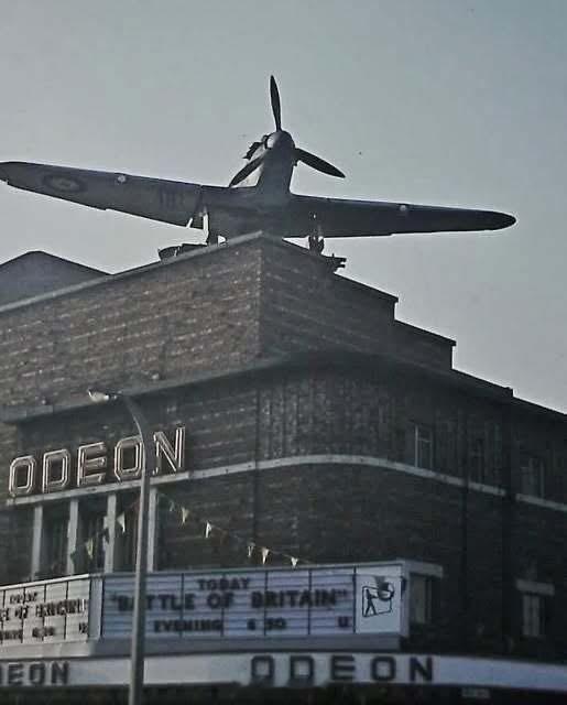 战争电影 1969年，英国一家电影院的屋顶上放置了一架玻璃纤维和木材制成的霍克飓