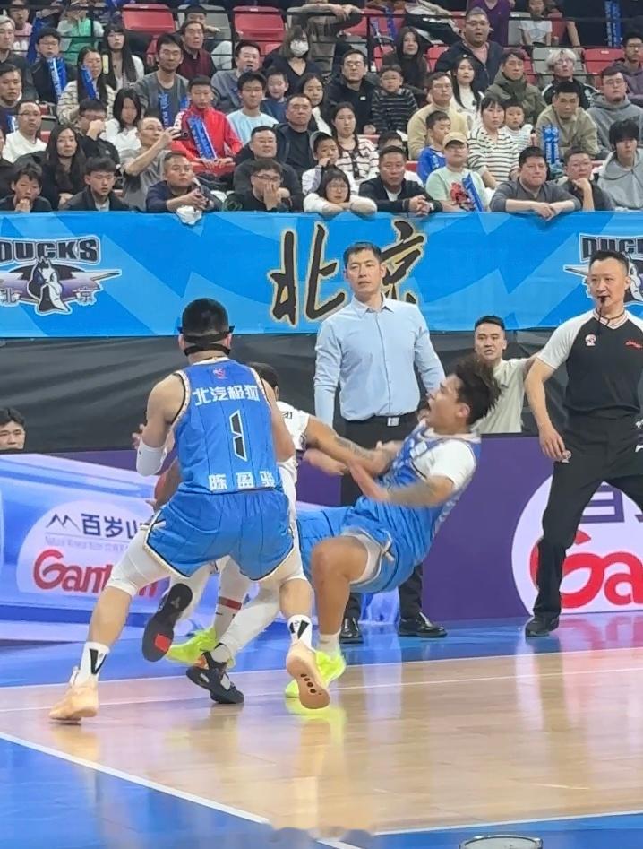 北京男篮vs北控男篮赵睿刚复出又受伤 我知道，看回放不能改，但很明显，在你眼前发