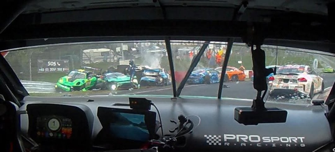 N24资格赛第一回合正赛红旗的原因🙏希望车手们平安纽博格林24小时耐力赛