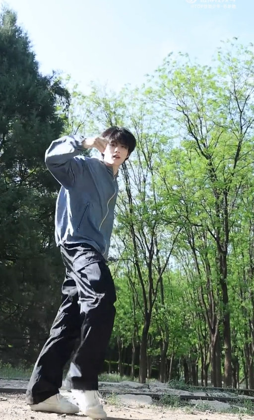 苏新皓和春天一起跳舞了  苏新皓春天跳舞 苏新皓和春天一起跳舞了，苏新皓春天跳舞