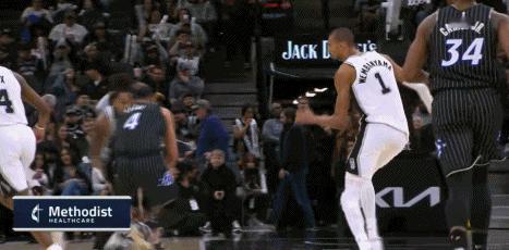 什么蜘蛛人文班亚马 文班头嗑篮板空接，回来追帽萨格斯 