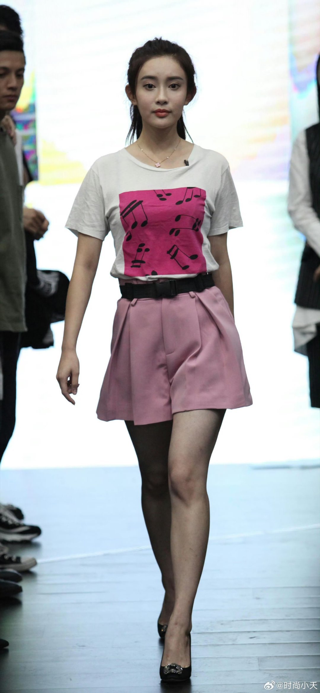 这走秀的姑娘怎么这么像孟子义啊。她之前走过秀吗？ 