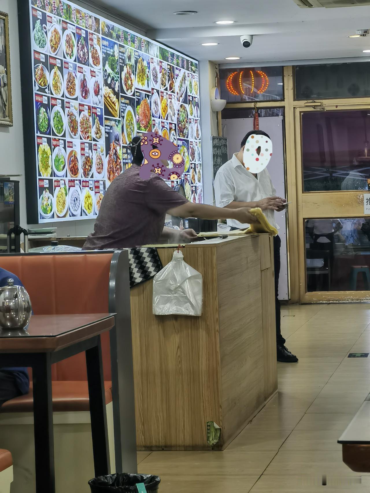 饭店这般的卫生意识，实在令人难以接受。
今天我去一家饭店用餐，看到一个操作员摊煎