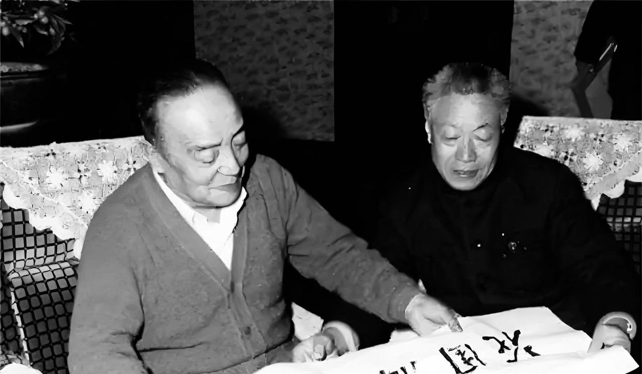 1966年深秋，北京卫戍区的某个监狱里，杨尚昆蜷在墙角，手抖得拧不开水壶。低血糖
