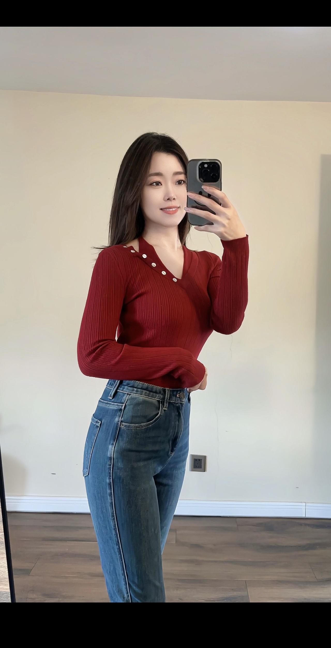 红色毛衣+牛仔裤，简约又时尚，元气满满的一天！💕👗👖