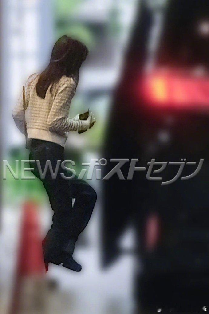 永野芽郁近照 据报道，永野芽郁近日在东京某摄影棚拍摄电视剧时被拍到。目击者称：