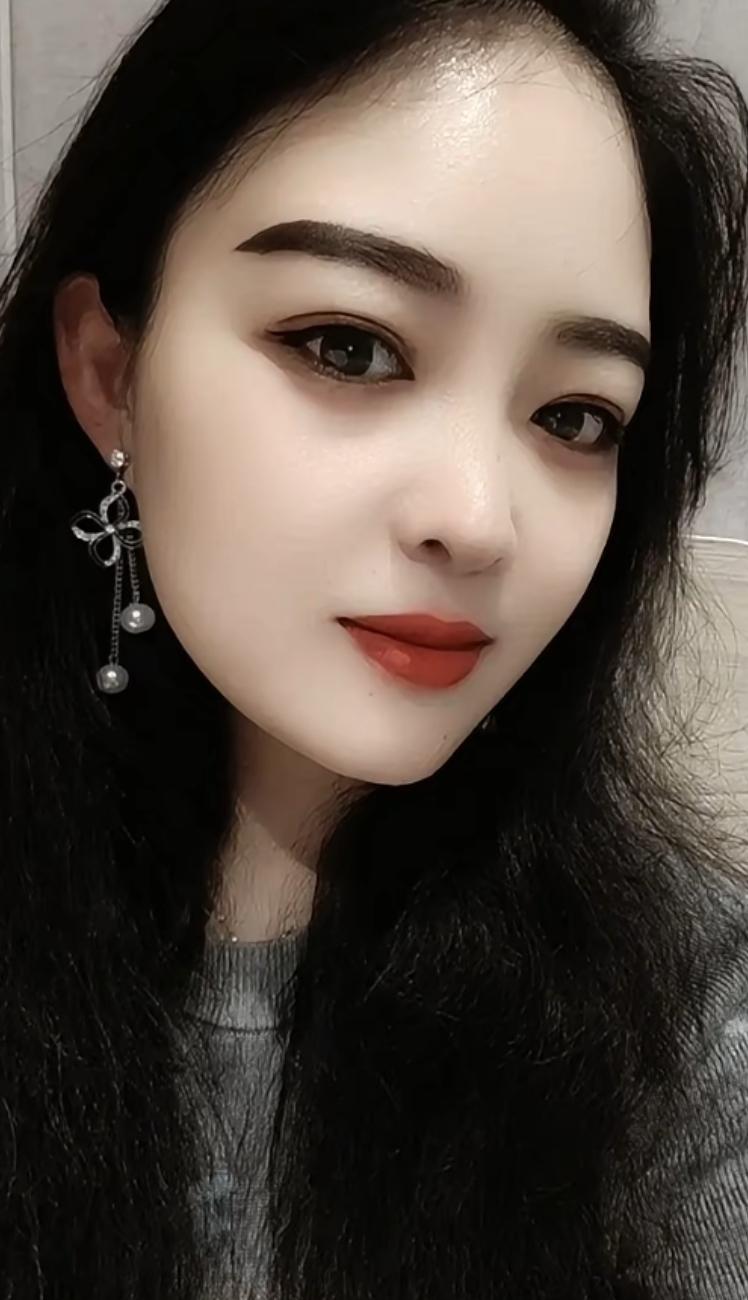 精致妆容，优雅气质，闪耀耳环，魅力无限！这样的倾城美人就如夜空中最璀璨的星辰，让