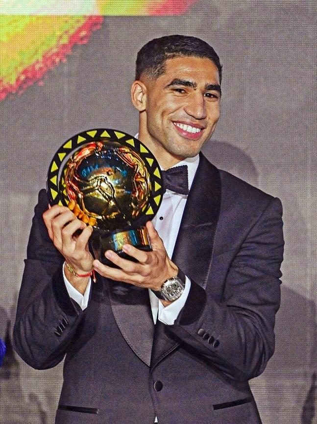 非洲足联官方消息，阿什拉夫击败萨拉赫和奥斯梅恩，当选2025年非洲足球先生。
阿