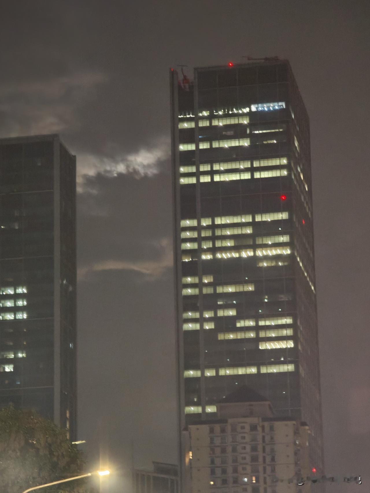 这栋大楼里都是哪些牛马？这才早上不到7.10分就灯火通明了。今早送孩子去学校，就