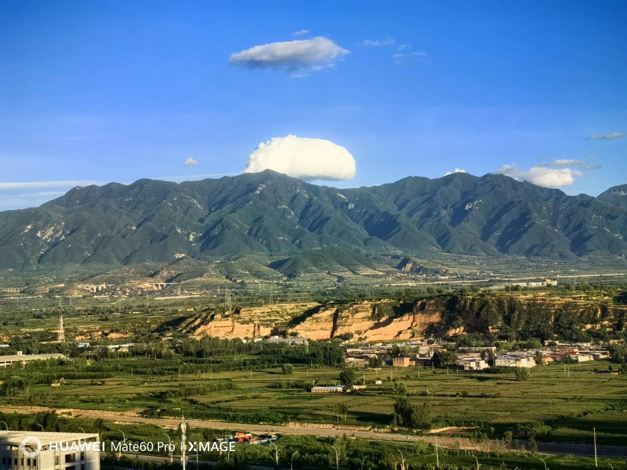 #夏日生活打卡季##晒出你拍的风景# #分享你拍的云彩# 山顶上的蘑菇云。202
