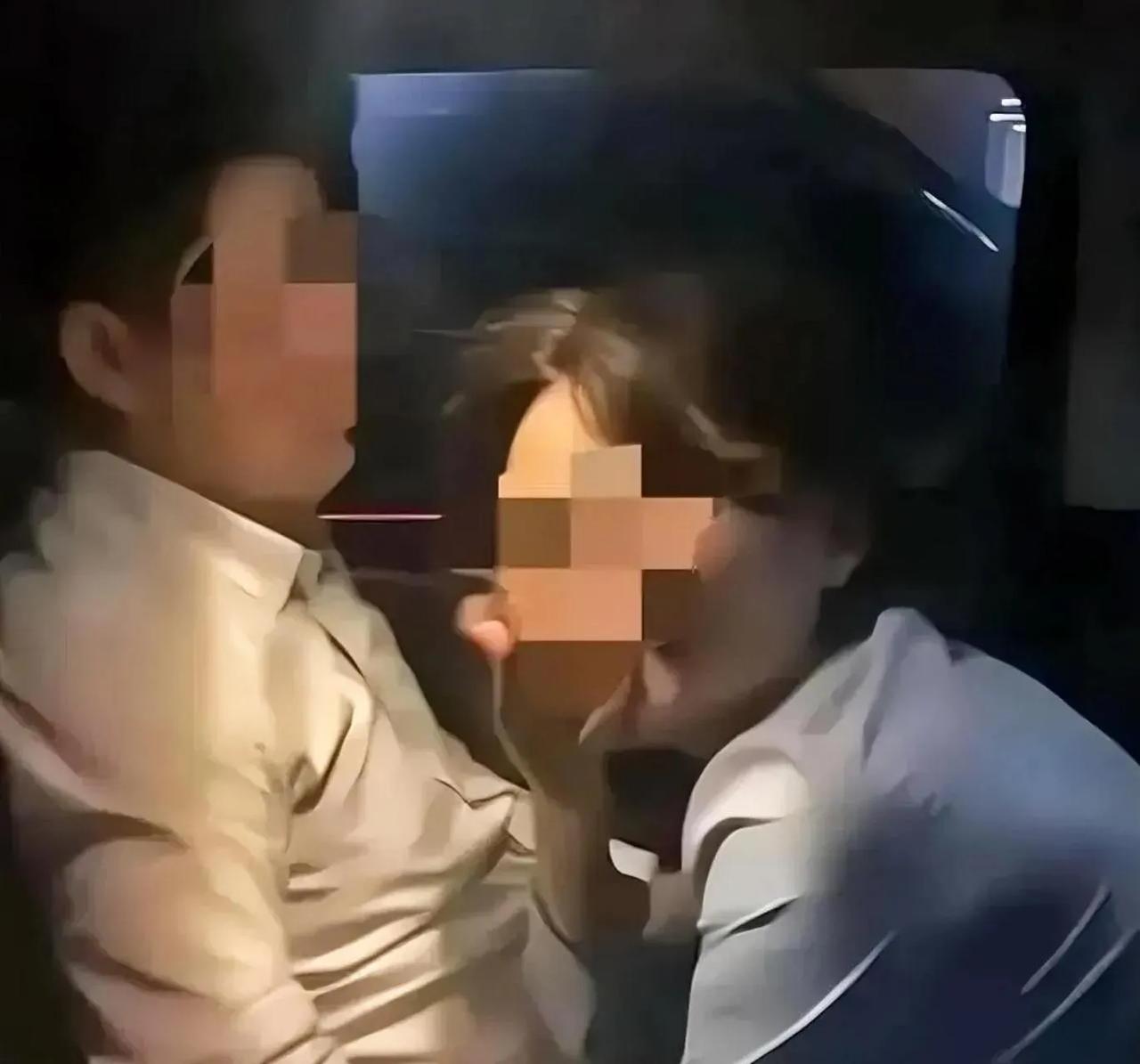 河北承德，一男子与女网友奔现，车上两人亲密互动，女网友还为其进行口部亲密行为。随