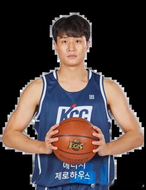 许雄再度落选韩国国家队，两天前他刚刚在对阵首尔SK骑士的比赛中砍下KBL历史第三