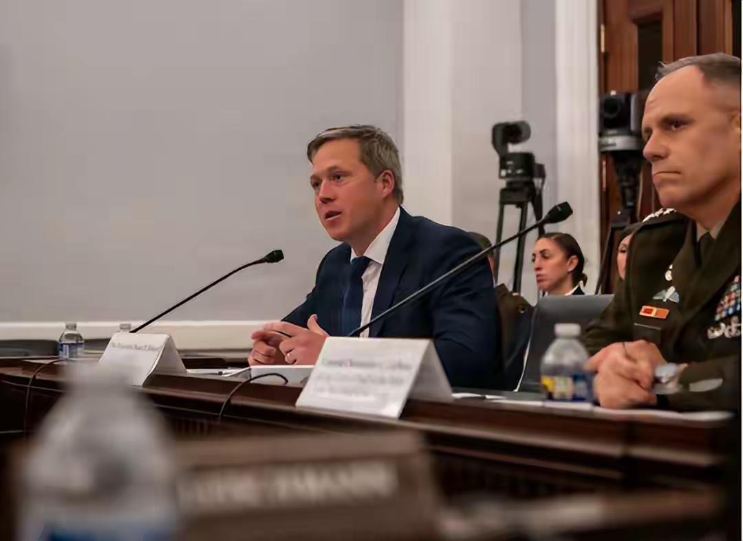 乌克兰改变了人类战争方式，美陆军部长：重塑了我们的军事思维。

美国陆军部长丹·