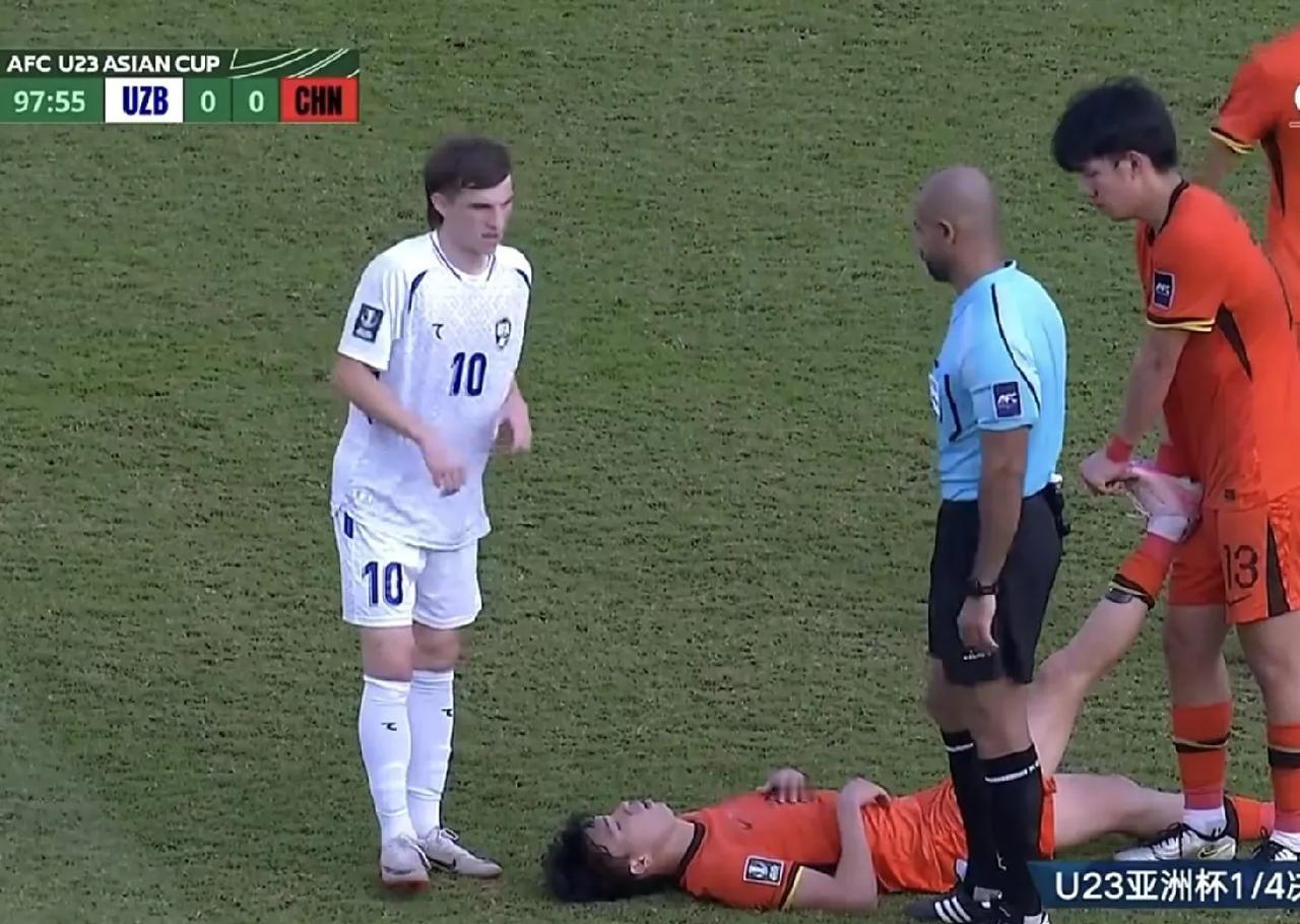 加时赛里，中国球员拼尽全力，不少队员都拼到筋疲力尽，甚至出现了脚抽筋的情况。