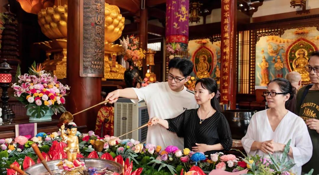 见过太多风光无限的圈内人跌落清闲后，才看懂名利堆砌的圈子有多虚无。
一位曾经热度